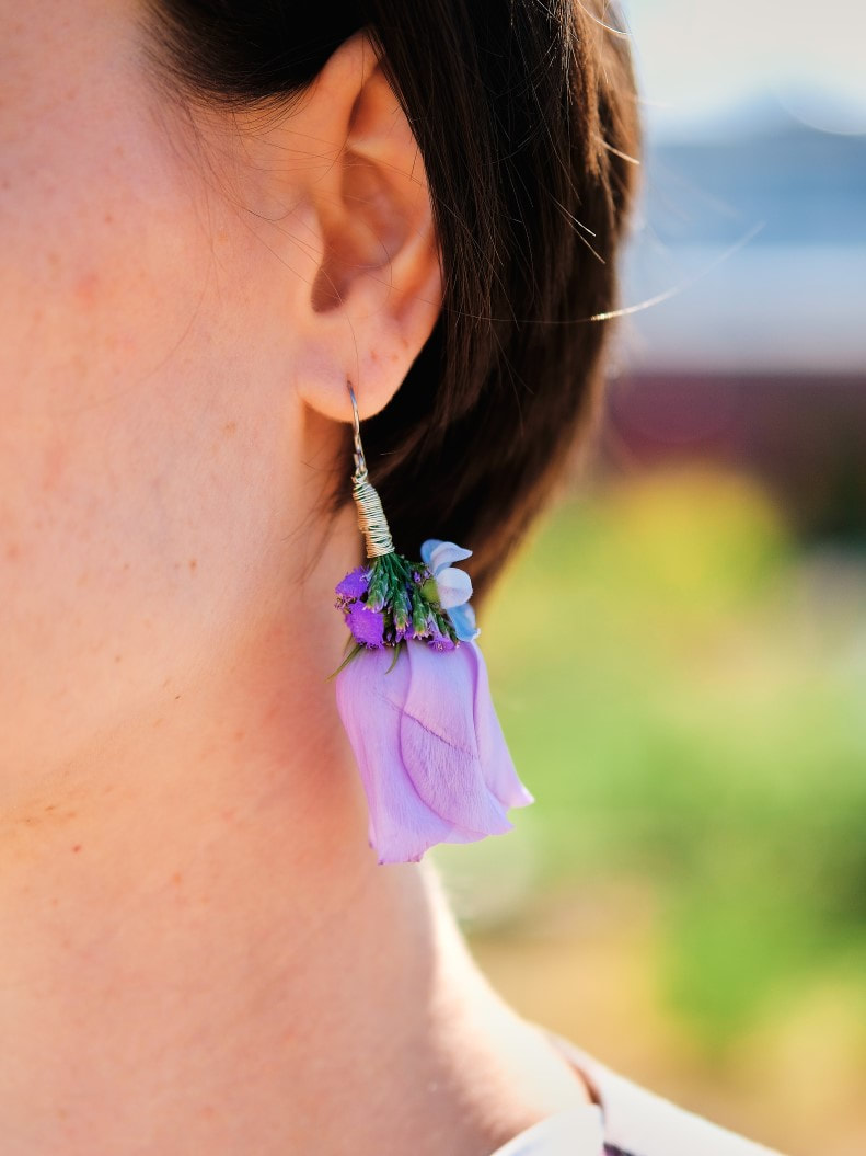 Brautschmuck: Blumen als Ohrring in lila von Hochzeit in Karlsruhe